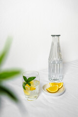 Selbstgemachte Limonade mit Zitronen und Pfefferminze. Ergrischung, Sommer, Zuhause.
