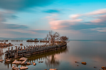 Naklejka premium On the shores of a highland lake at sunset