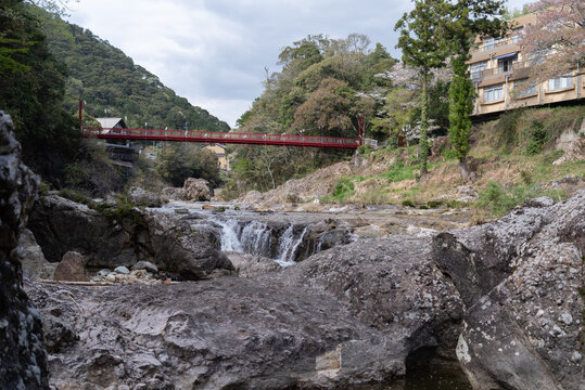 湯谷温泉と宇連川と浮石橋