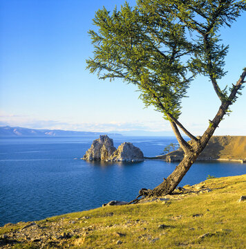 Auf der Insel Olchon im Baikalsee - Blick auf den  Schamanenfelsen