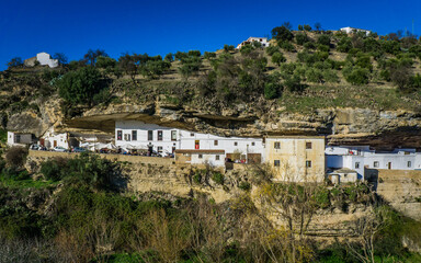 Obraz premium the cliff dwellings (troglodyte houses) that made Setenil de las Bodegas a very famous white village (pubelo blanco) of Andalusia (Spain)