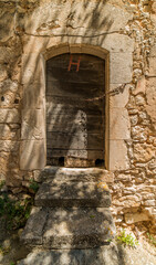 Porte ancienne à Simiane-la-Rotonde, Alpes-de-Haute-Provence, France