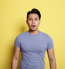 man wearing casual t-shirt talk expression looking the camera isolated on a yellow color background