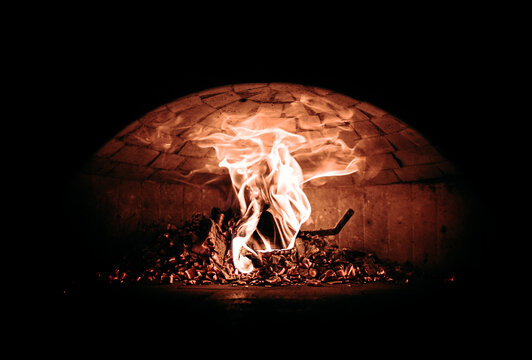 piec do pizzy, Italian pizza in the oven Fire flame in the furnace, burning fire of pizza oven, Burning firewood in stove oven, płonące drewno w piecu do pizzy, palące się drewno w piecu do pizzy