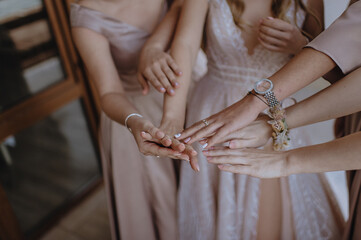 Obraz na płótnie Canvas morning of the bride, hands of the bride close-up, jewelry in hands, wedding ring, fees, bride in a wedding dress