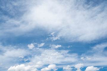 Obraz premium Clouds on a blue sky on a sunny day.