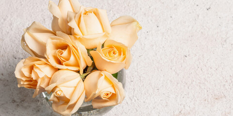 Fototapeta na wymiar Bouquet of fresh beige roses in a vase