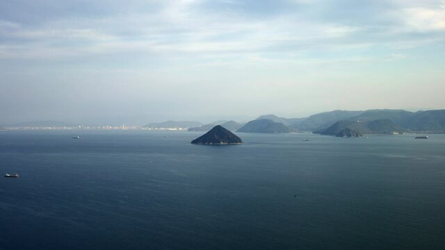 瀬戸内の島と遠景に望む五色台、高松の街