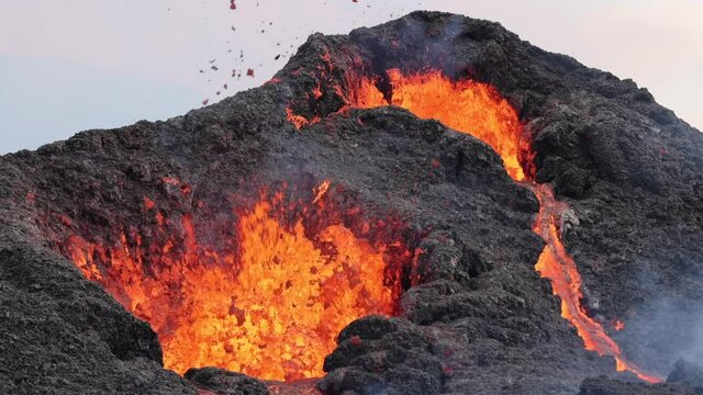Volc&aacute;n en erupci&oacute;n de nombre Fagradalsfjall en Islandia.
Lava volc&aacute;nica incandescente en movimiento.
