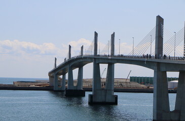 青空の下に洋上に架かる橋