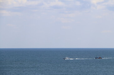 青い空の海を進む船