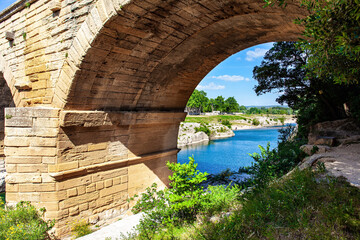 Fototapeta na wymiar The arch of the aqueduct