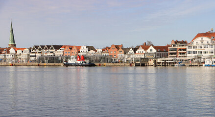 Fototapeta premium Ostseebad Travemünde; Altstadtpanorama von der Priwallpromenade