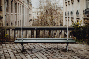 Se reposer sur les bancs publics parisiens