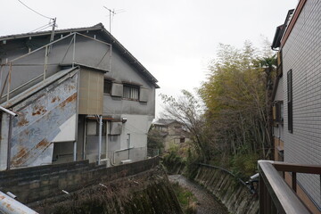 Fototapeta na wymiar 大阪にある石切駅周辺の川と家のある町並み
