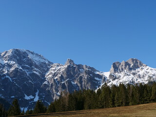 Die schneebedeckten Leoganger Steinberge in den Alpen bei Leogang im Bundesland Salzburg in Österreich