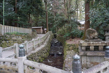 大阪にある枚岡神社の境内を流れる川