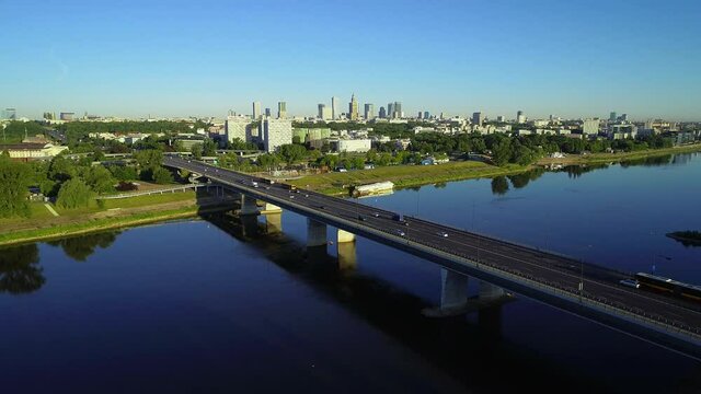 Panorama Warszawy w słoneczny dzień z nad Wisły. Most Łazienkowski, panorama centrum,