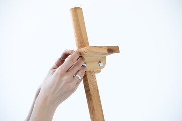 hands hold an empty easel on a white background.