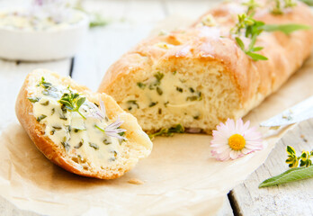 Kräuterbaguette Kräuter Baguette Wildkräuter essbare Blüten