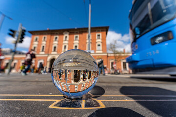 Kugelbild am Bahnhof Pasing