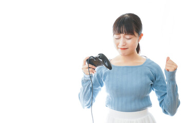 テレビゲームをプレイする若い女性