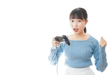 テレビゲームをプレイする若い女性