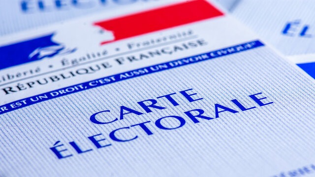 Clamart, France - 16 avril 2021: D&eacute;tail d'une carte &eacute;lectorale fran&ccedil;aise. Chaque &eacute;lecteur fran&ccedil;ais re&ccedil;oit une carte permettant de voter lors des &eacute;lections en France