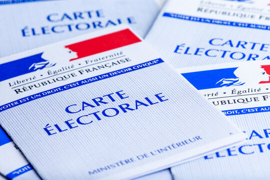 Clamart, France - 16 avril 2021: Cartes &eacute;lectorales fran&ccedil;aises. Chaque &eacute;lecteur fran&ccedil;ais re&ccedil;oit une carte permettant de voter lors des &eacute;lections en France