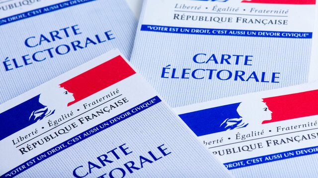 Clamart, France - 16 avril 2021: Cartes &eacute;lectorales fran&ccedil;aises. Chaque &eacute;lecteur fran&ccedil;ais re&ccedil;oit une carte permettant de voter lors des &eacute;lections en France