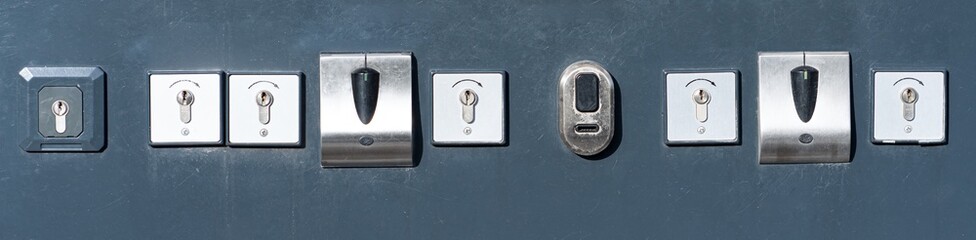 Symbolfoto Schalterleiste mit vielen Schlüsselschaltern