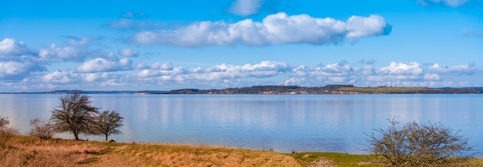 Landschaftspanorama, traumhafte Wasserlandschaft am Bodden an der Ostsee  auf R&uuml;gen bei Thie&szlig;ow fotografiert von den Zicker Bergen 