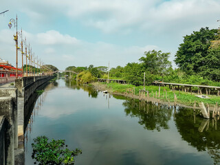 Obraz na płótnie Canvas Canal in the waterfront park