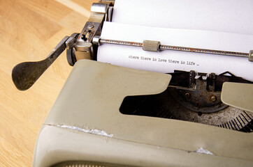 detail of an old typewriter and a paper where it begins to read 