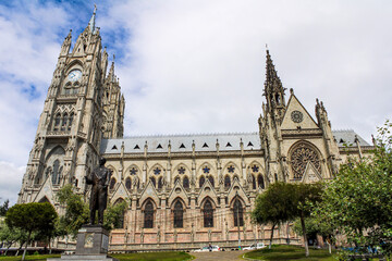 Fototapeta na wymiar The Basilica del Voto Nacional in Quito, Ecuador. 