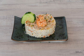 Ensaladilla rusa con gambas