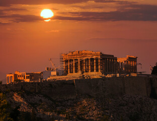 Fototapeta premium sun and fiery sky over Parthenon temple on Acropolis of Athens, Greece