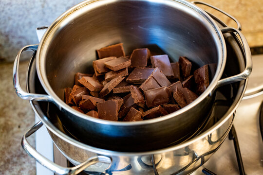 Derretendo chocolate em banho-maria.