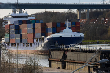 Container Schiff, Nord Ostsee Kanal, defektes Schleusentor