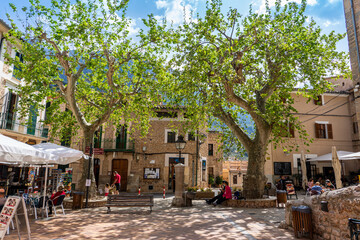 Wanderung auf dem wunderschönen Mallorca zwischen Port de Soller und Fornalutx - alter Dorfplatz in Fornalutx