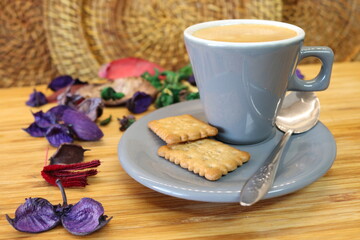 Café expreso en taza gris con galletas