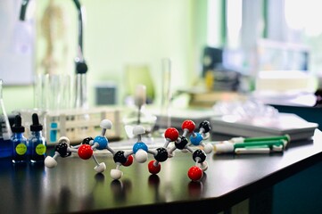 Chemieraum mit verschiedenen Utensilien
