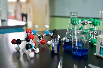 Chemieraum mit verschiedenen Utensilien