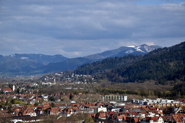 Fototapeta na wymiar Blick auf Freiburgs Osten und das Dreisamtal im Frühling