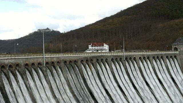Edertalsperre l&auml;uft &uuml;ber 