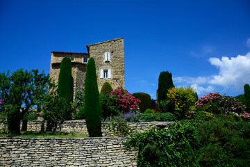 Obraz premium prowansja, krajobraz, kammienny dom w prowansji, stone house against the blue sky in provance