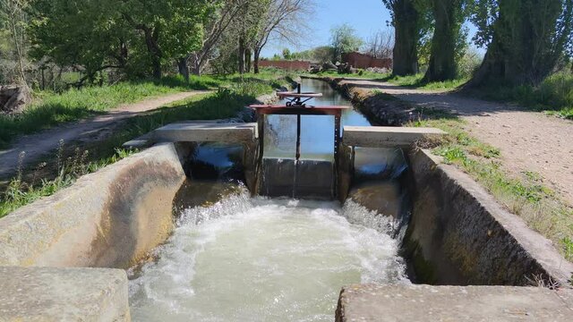 Peque&ntilde;a esclusa en la acequia de Laguna de Duero, provincia de Valladolid