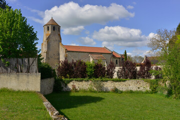 Fototapeta na wymiar L'église de verneuil-en-Bourbonnais (03500) par dessus l'herbe verte des jardins, département de l'Allier en région Auvergne-Rhône-Alpes, France