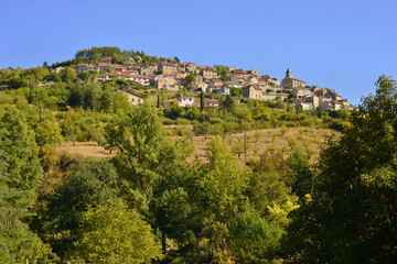 Fototapeta na wymiar Village de Compeyre (12520) dominant sur sa bute, département de l'Aveyron en région Occitanie, France