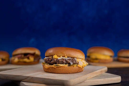 Smashburguer com creme de queijo, cebola e picles